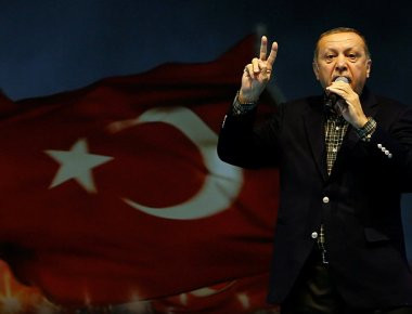 Σύμβουλος Ερντογάν: «Ανοιχτό το ενδεχόμενο για δεύτερο δημοψήφισμα αν επικρατήσει το όχι»